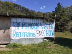  Lienzo de la Corporación Raíces Ancestrales de Enco en la sede, construida sobre un terreno traspasado en comodato a la organización en los bordes del fundo Enco, actualmente en manos de la familia Luksic. 14 de octubre de 2022